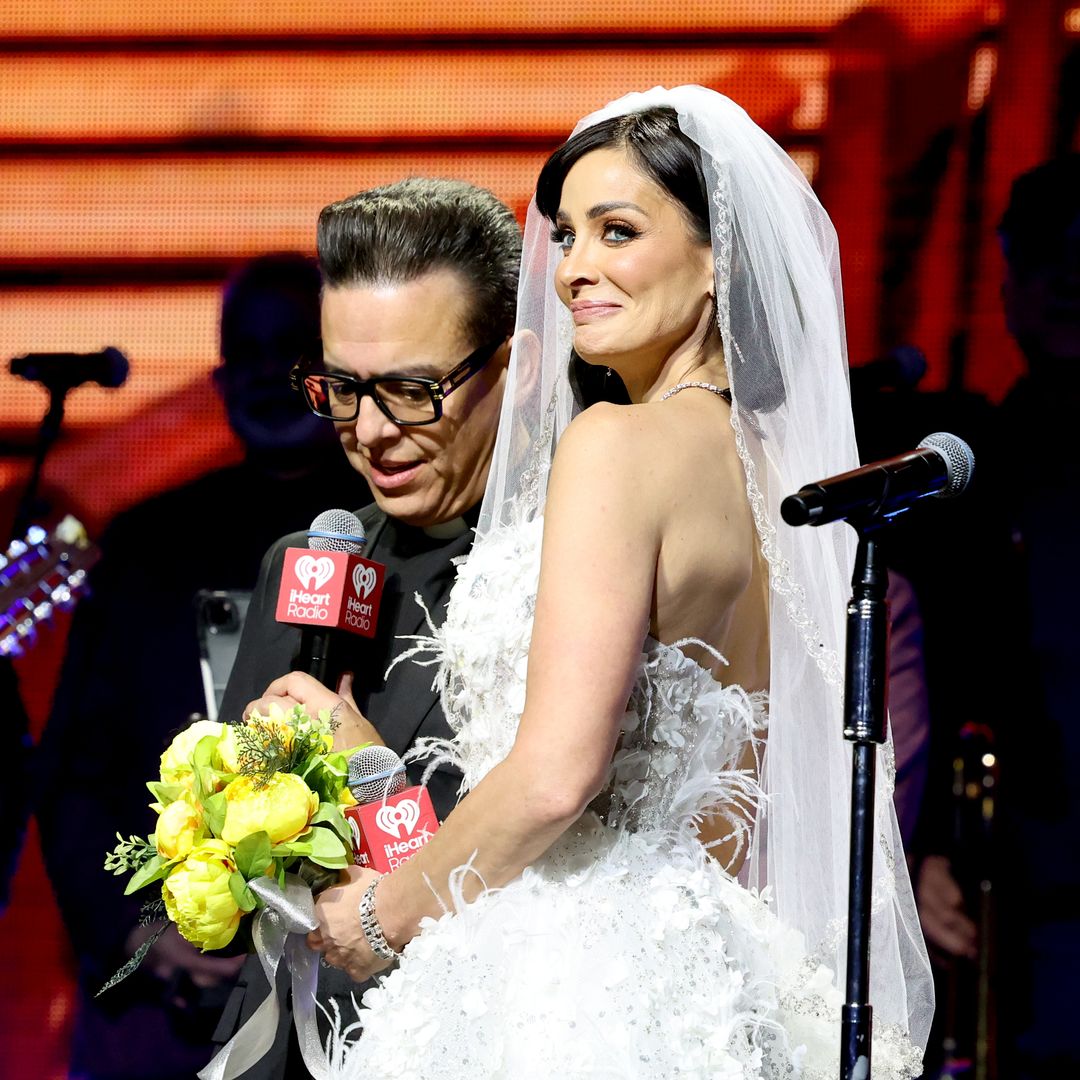 Así ha sido la 'boda' de Dayanara Torres, con el público como testigo