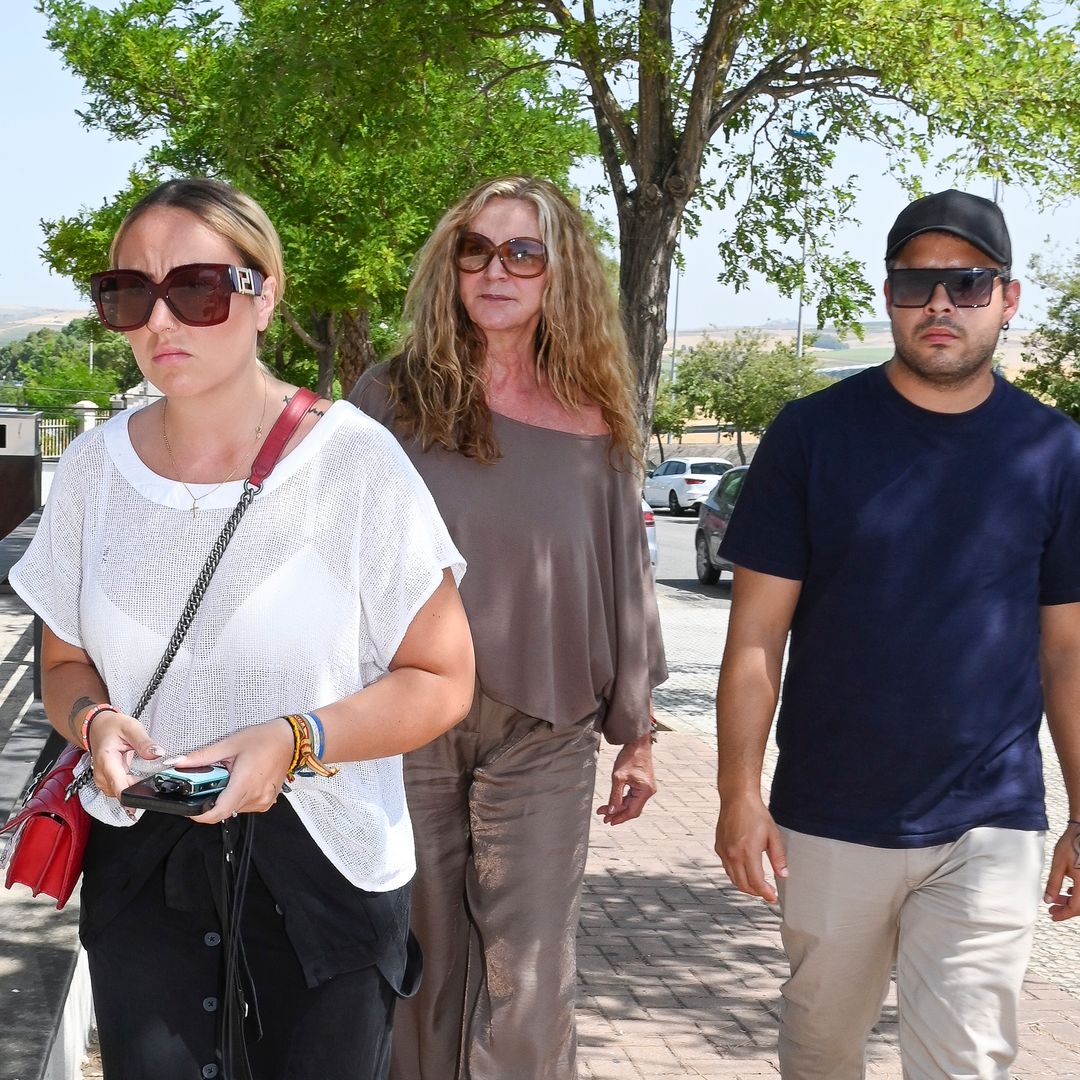 Rocío Flores arropa a José Fernando y Gloria Camila en el tanatorio: "Era una persona muy joven"