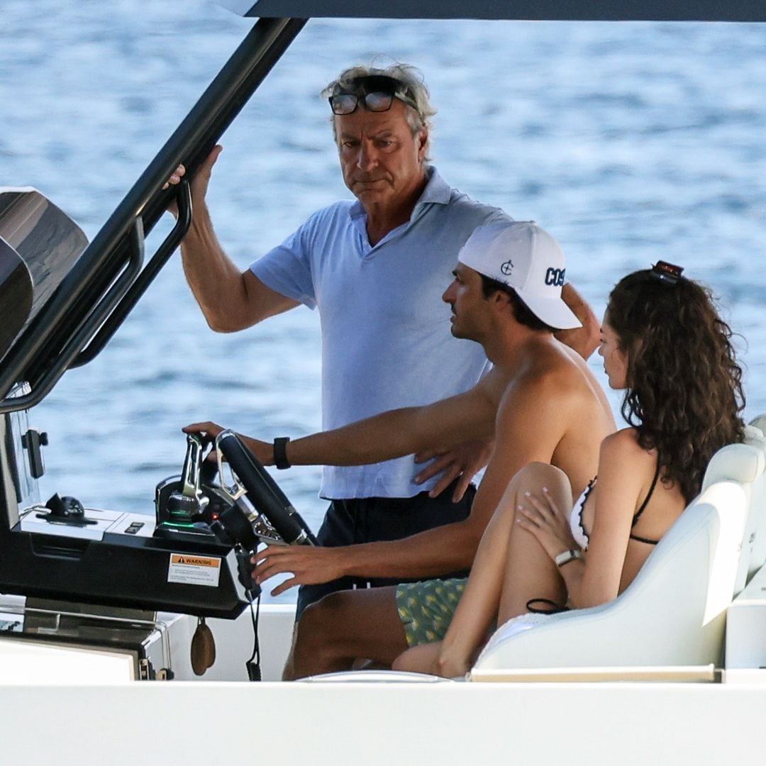 Carlos Sainz y su novia, Rebecca Donaldson, dos cuerpazos al sol en el yate, al celebrar dos años de amor