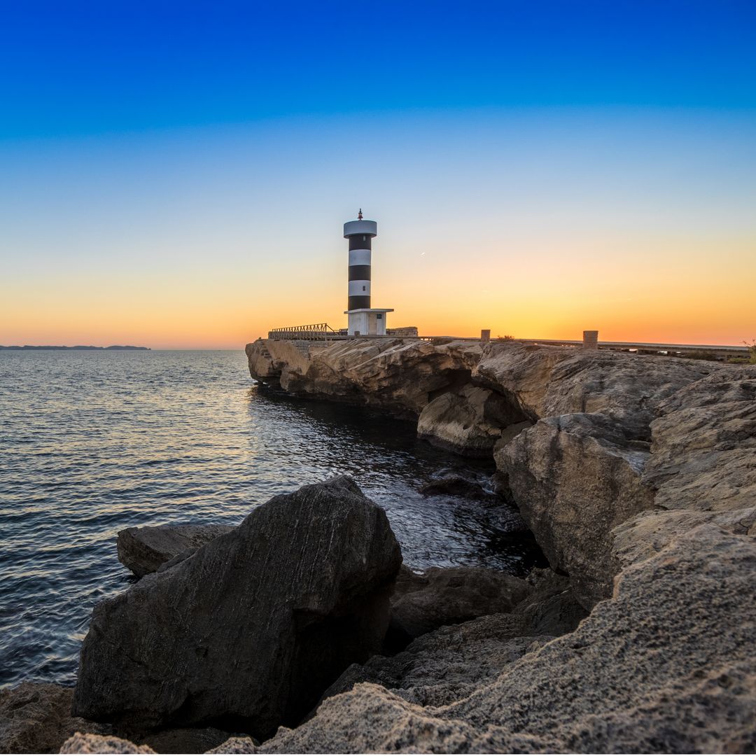 Faro en Colonia Sant Jordi al atardecer, Mallorca