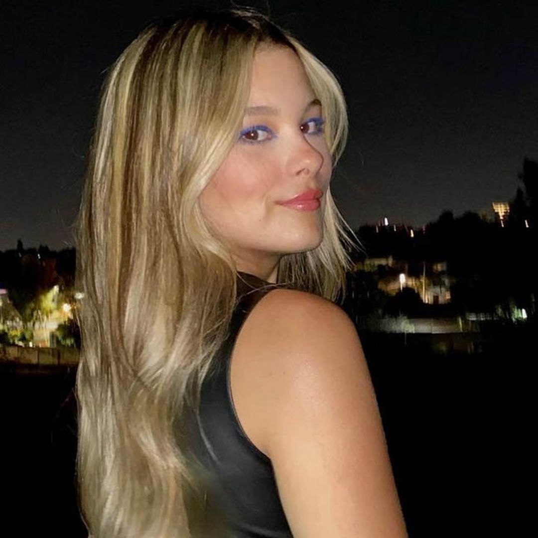 Manuela Sánchez revela su nuevo look rubio 'champagne' en el concierto de Alejandro Sanz