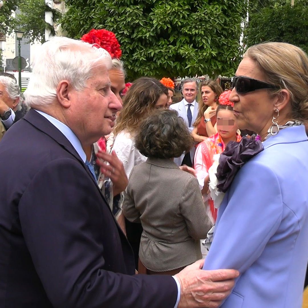 La infanta Elena deslumbra en la Feria de Abril con un recibimiento especial de la familia Alba