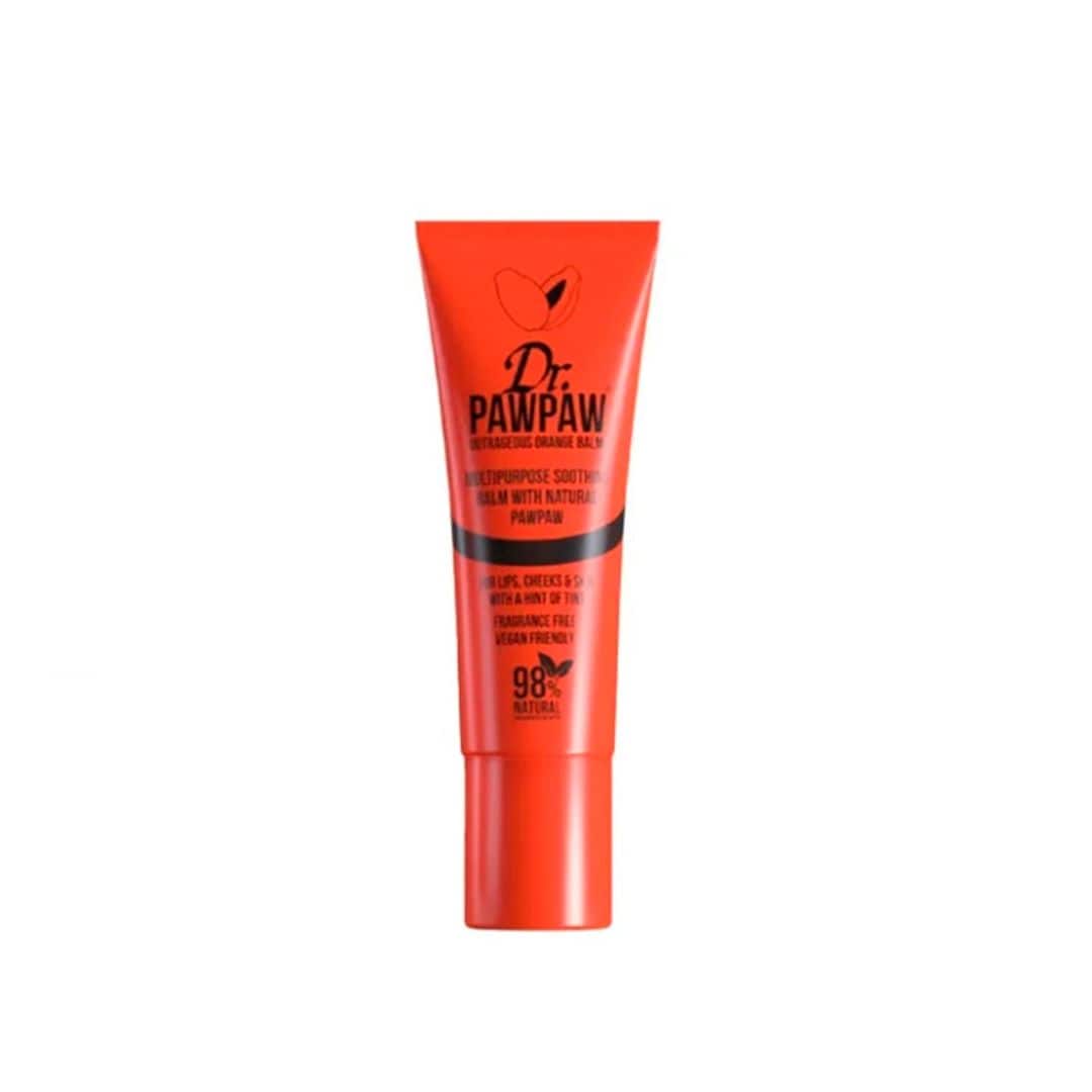 Tinted Outrageous Orange Balm, de Dr. PAWPAW (2,99 euros). Un bálsamo con color multiusos de acabado satinado y natural que hidrata y aporta un tono naranja traslúcido. Disponible en Planet Skin.
