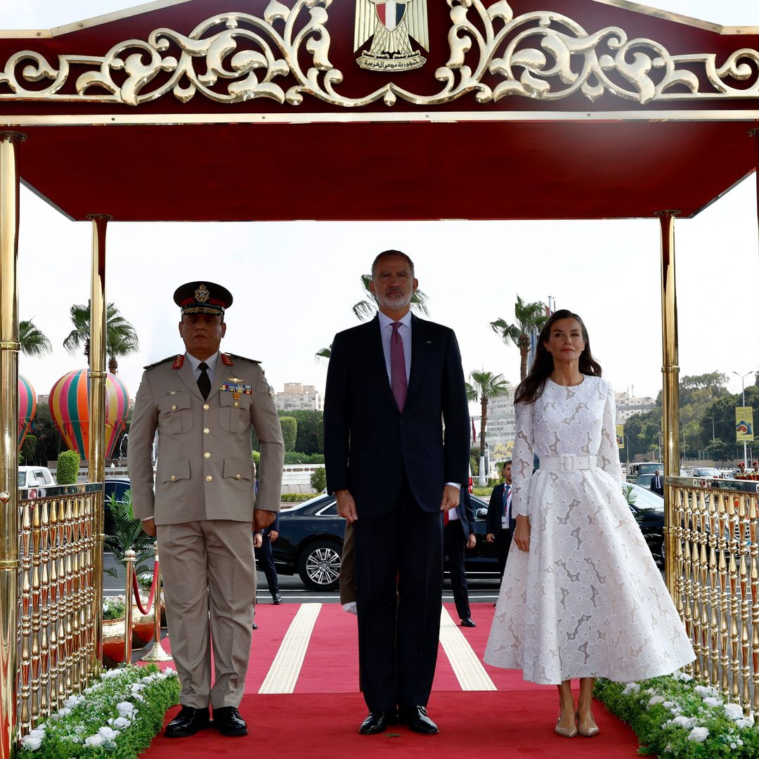 Los reyes Felipe y Letizia comienzan el día en El Cairo con una ofrenda floral