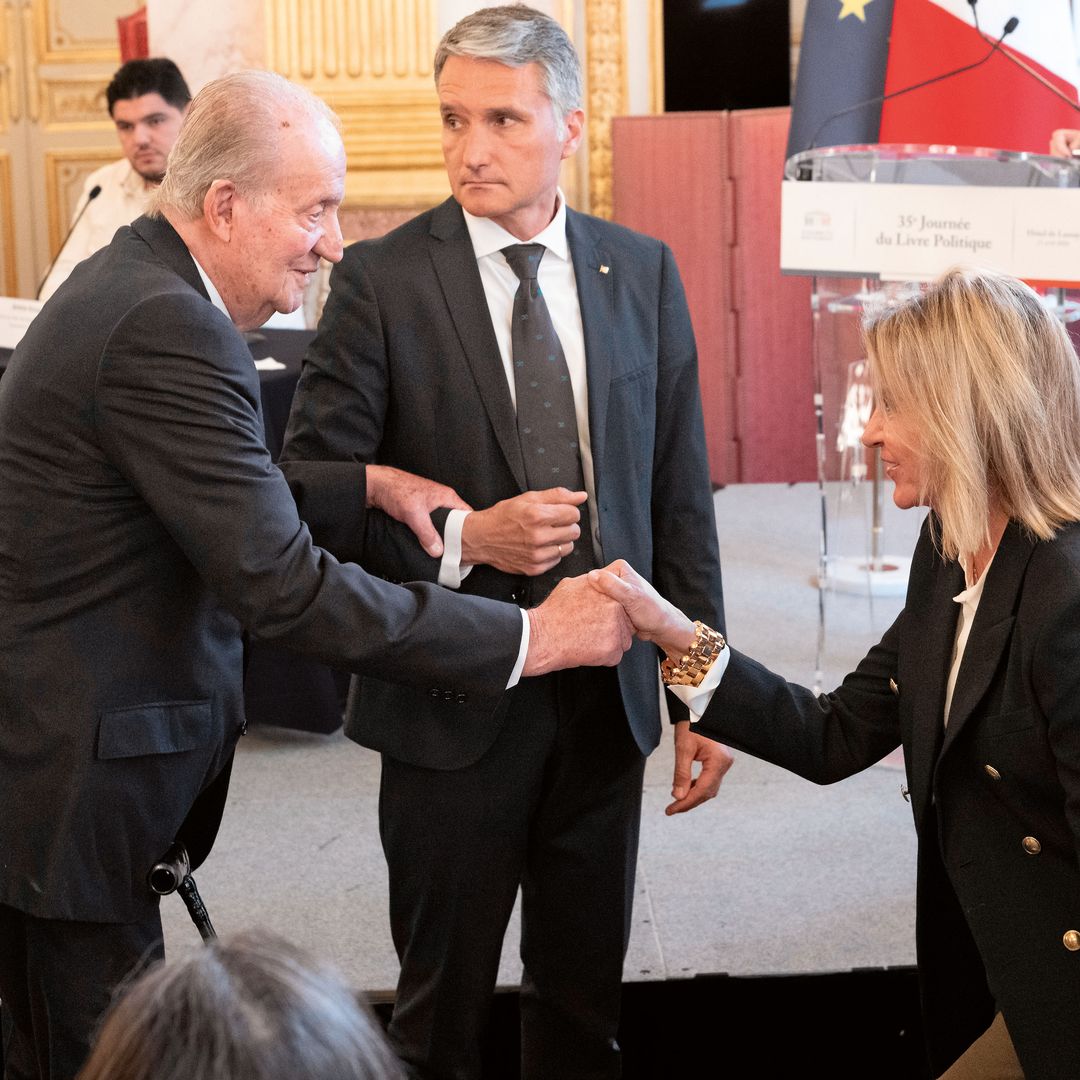 El rey recibiendo reverencias de los asistentes a la asamblea nacional francesa 