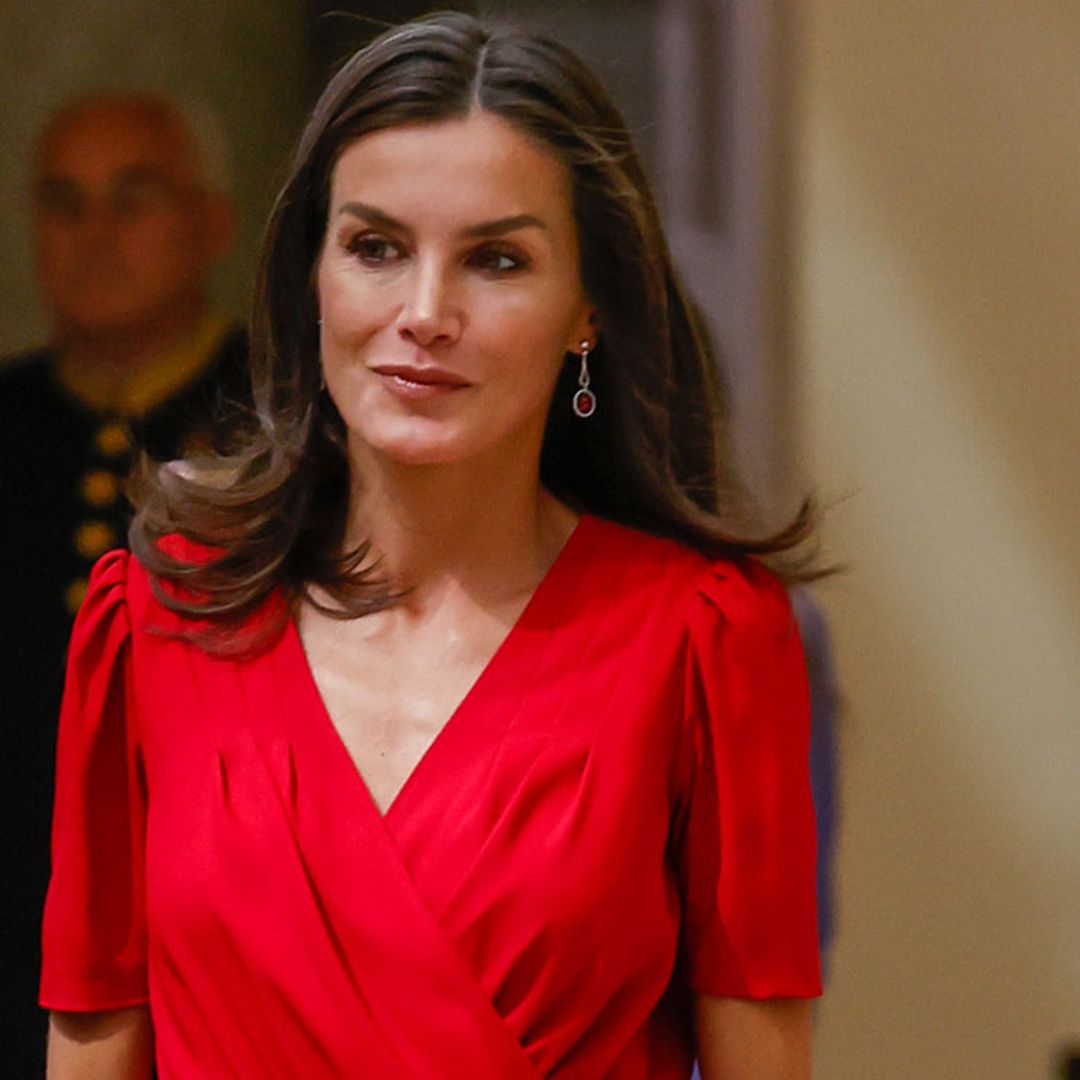 Modelos, actrices, 'influencers'... Todas visten de 'rojo Letizia' en las grandes citas del verano