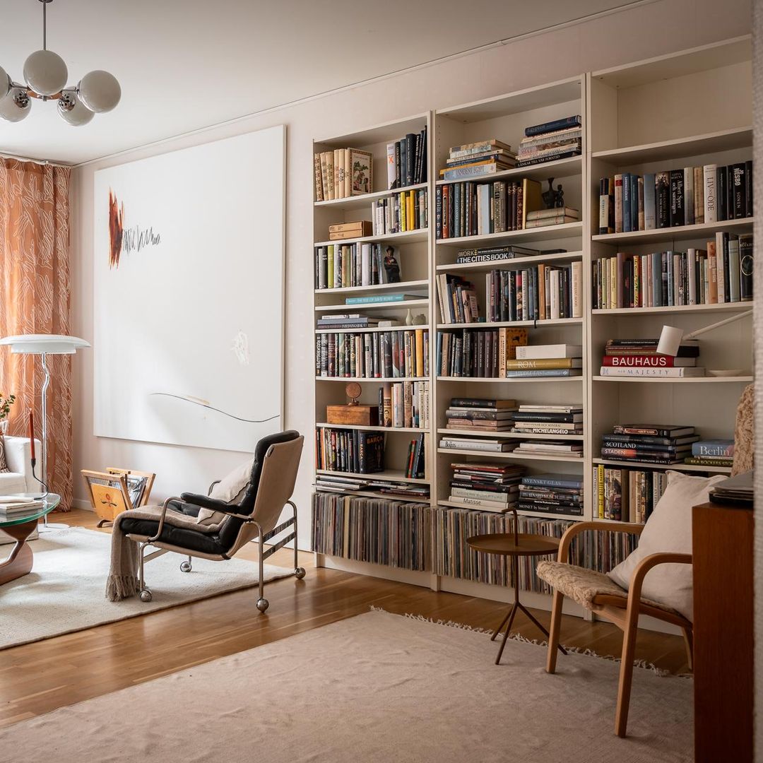 La librería es la nueva tendencia estrella del salón: 12 ideas para integrarla con estilo