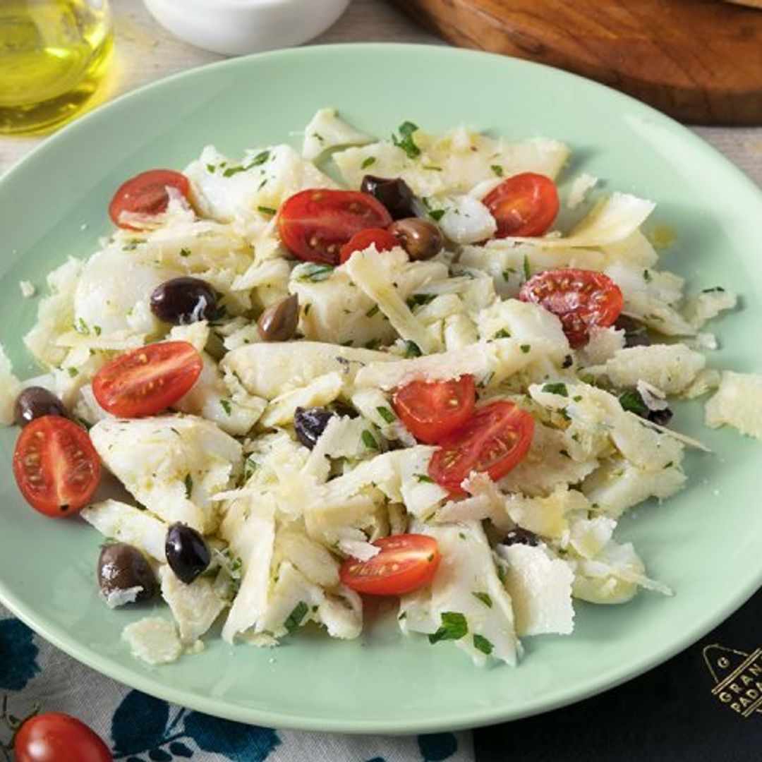 Ensalada de bacalao con tomates, aceitunas y queso