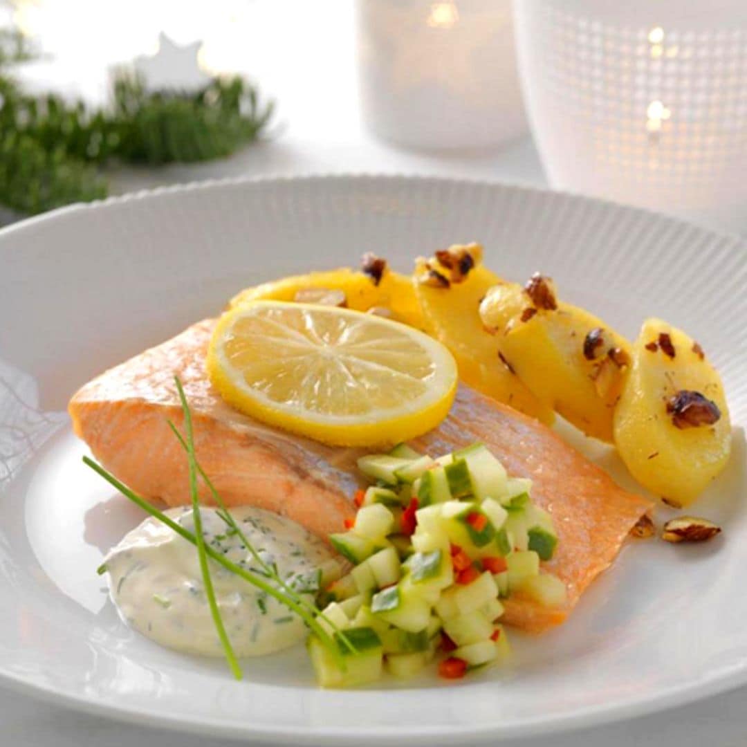 Salmón al horno con patatas, ensalada de pepino y crema de rabanitos
