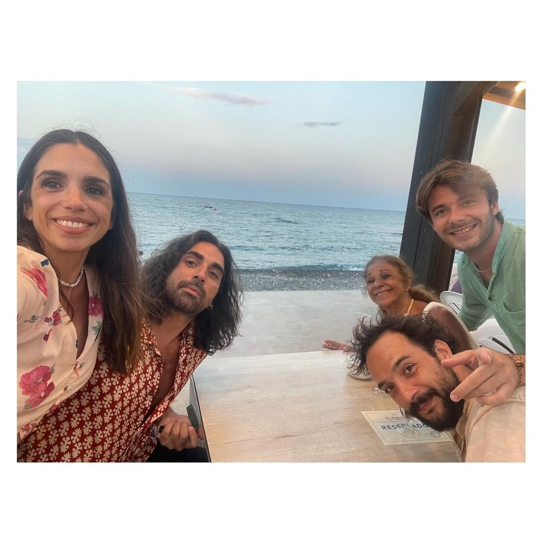 Lolita Flores, entre Cádiz y Almería, disfruta del verano en familia con sus hijos y nietos