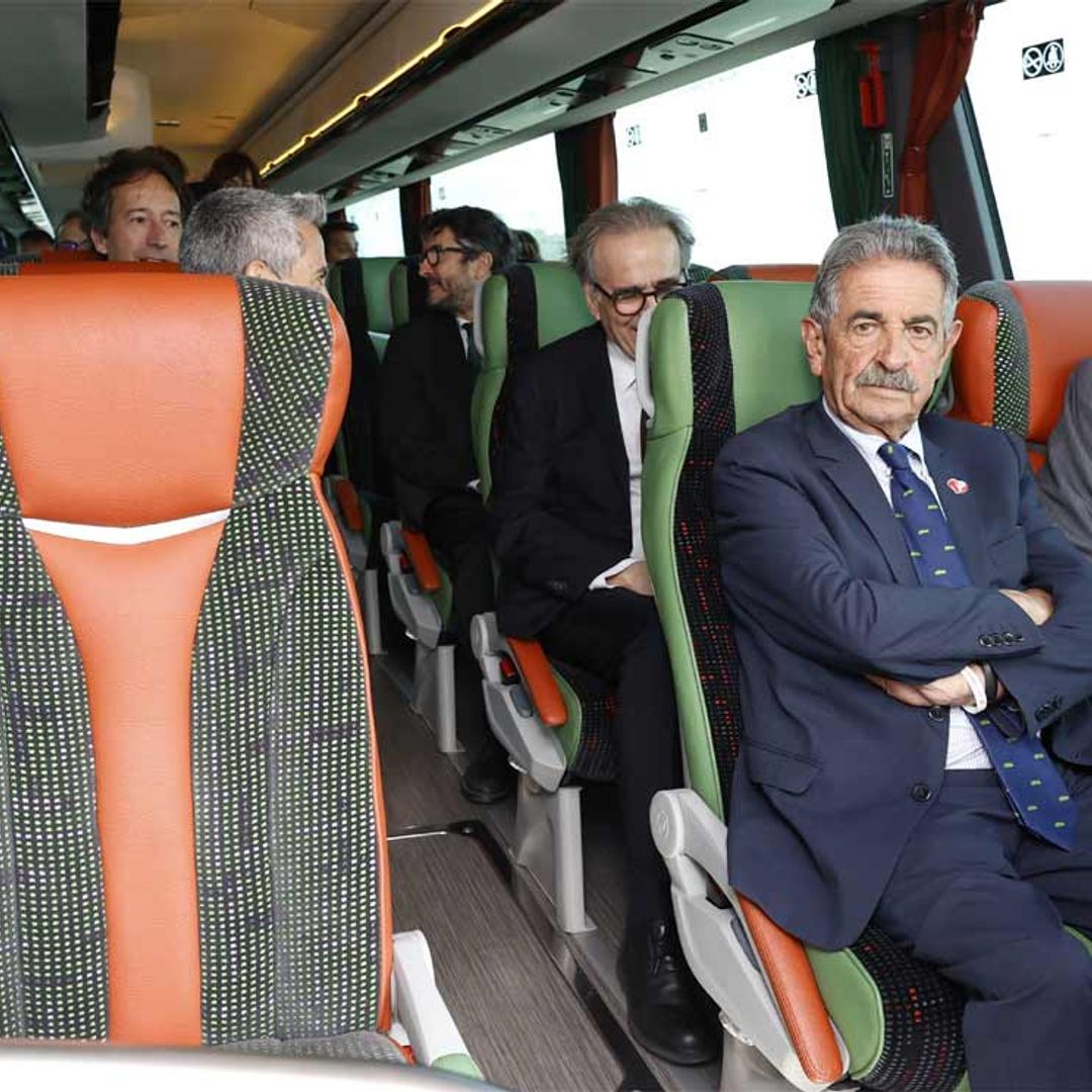 El rey Felipe, compañero de autobús de Miguel Ángel Revilla en un recorrido por el puerto de Santander
