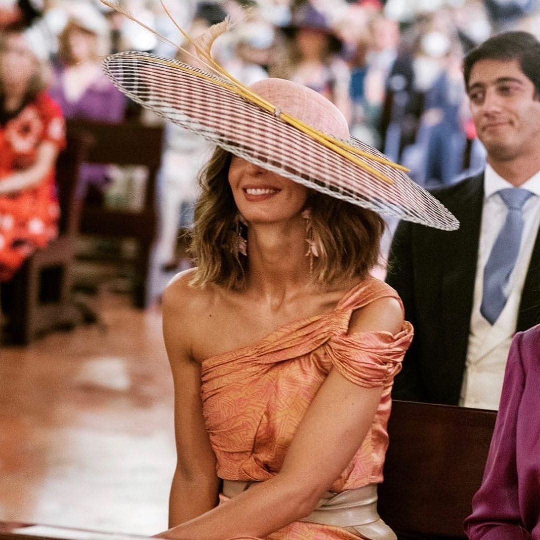 11 peinados con ondas para invitadas de boda con media melena