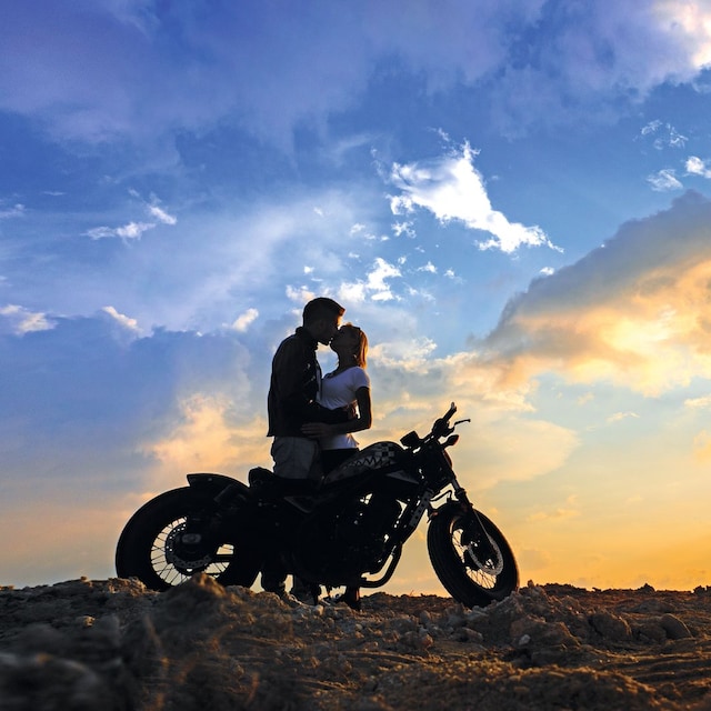 Pareja beso moto 