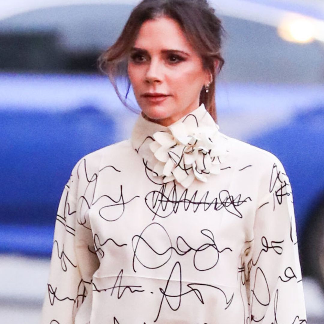 Los vaqueros para bajitas de Victoria Beckham que han hecho a la diseñadora olvidar el traje