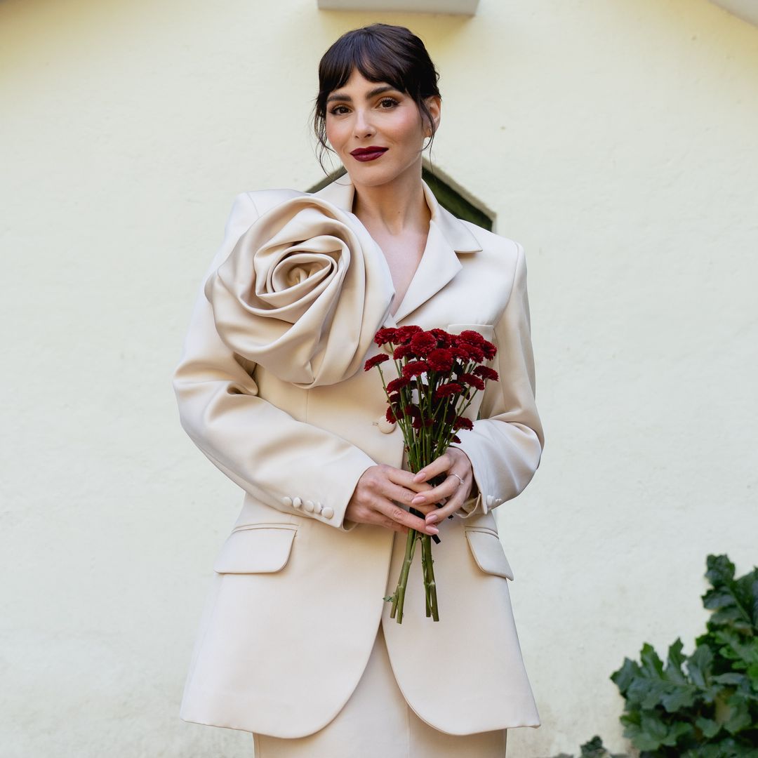 PRIMICIA. Hablamos con el diseñador del vestido de novia de Andrea Duro para su boda civil: "Ha huído del blanco, quería un conjunto que pudiese reutilizar después"