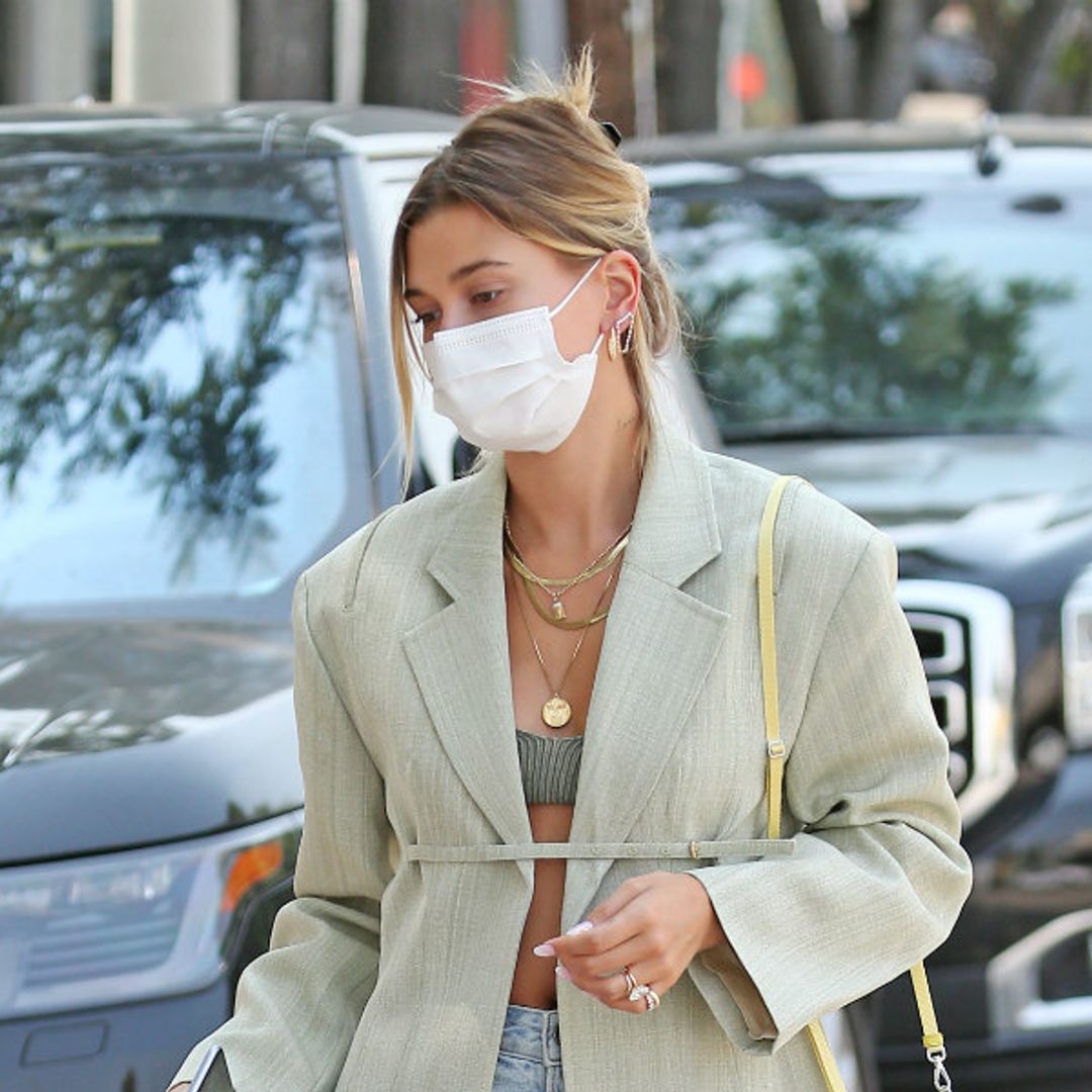 'Shorts' y botines: Hailey Baldwin transforma el look imposible en el más elegante