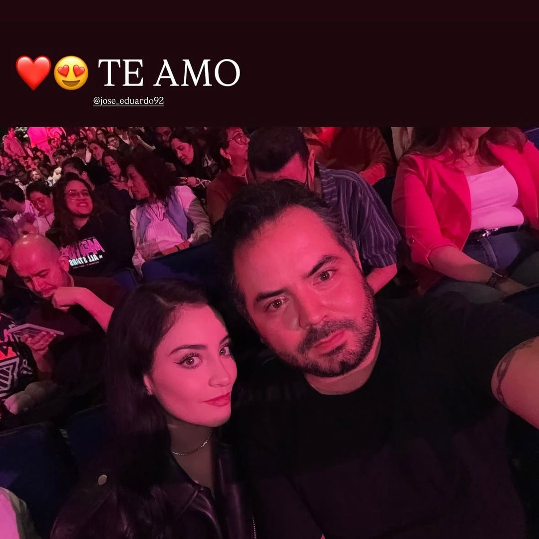 Paola Dalay y José Eduardo Derbez en su cita de novios en el teatro.