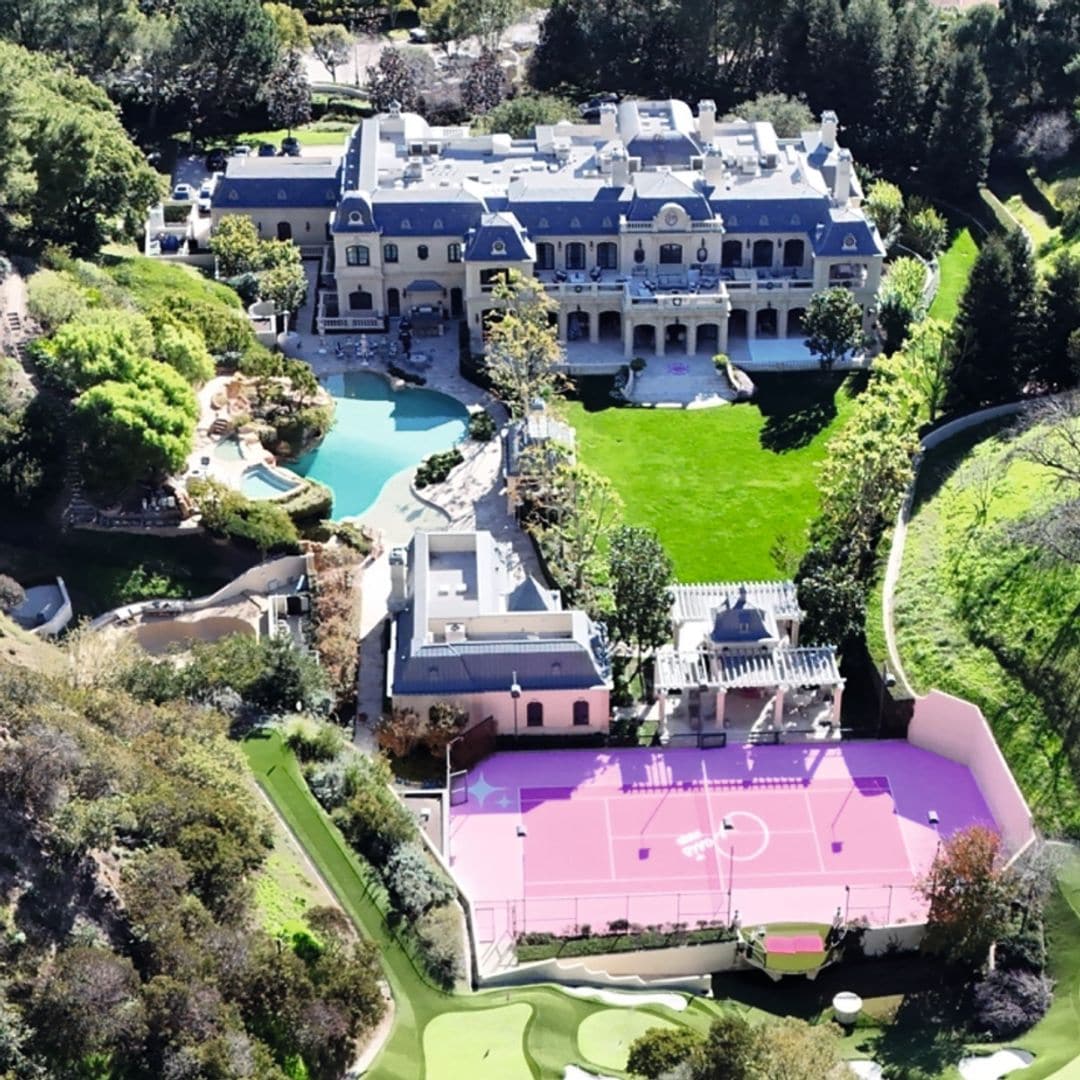 La impresionante mansión de la empresaria, con pista de tenis y coche rosa