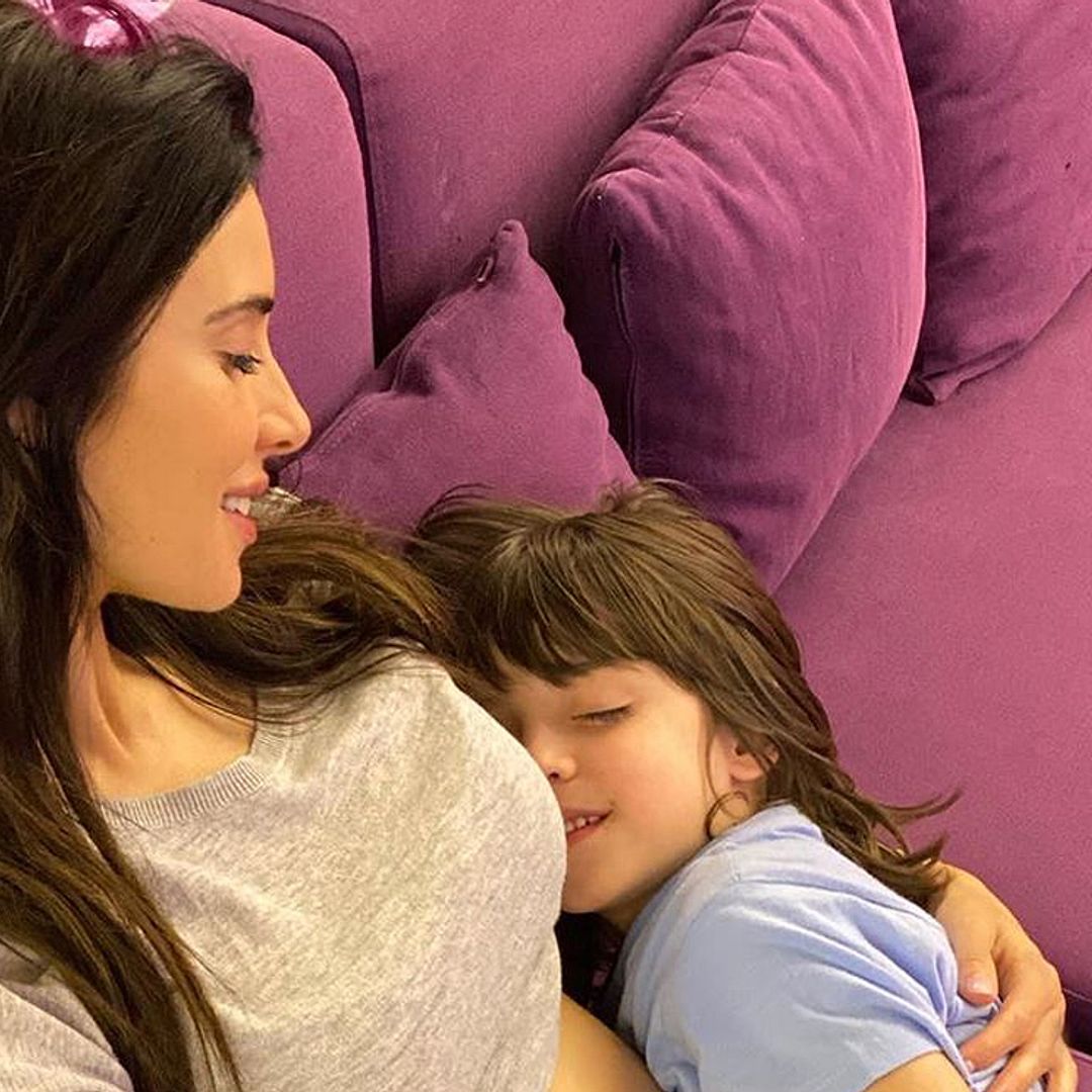 ¡Hora de los mimos! Pilar Rubio presume de 'tripita' entre abrazos de su hijo mayor, Sergio Jr
