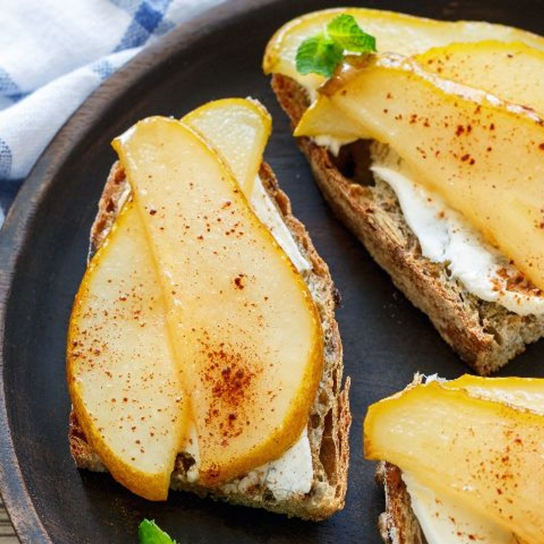 Tostadas de pan de centeno con queso y peras