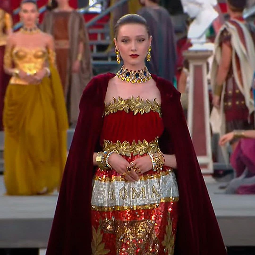Dolce & Gabbana presenta en el Foro Romano un desfile histórico que ha hecho viajar a sus 450 invitados en el tiempo