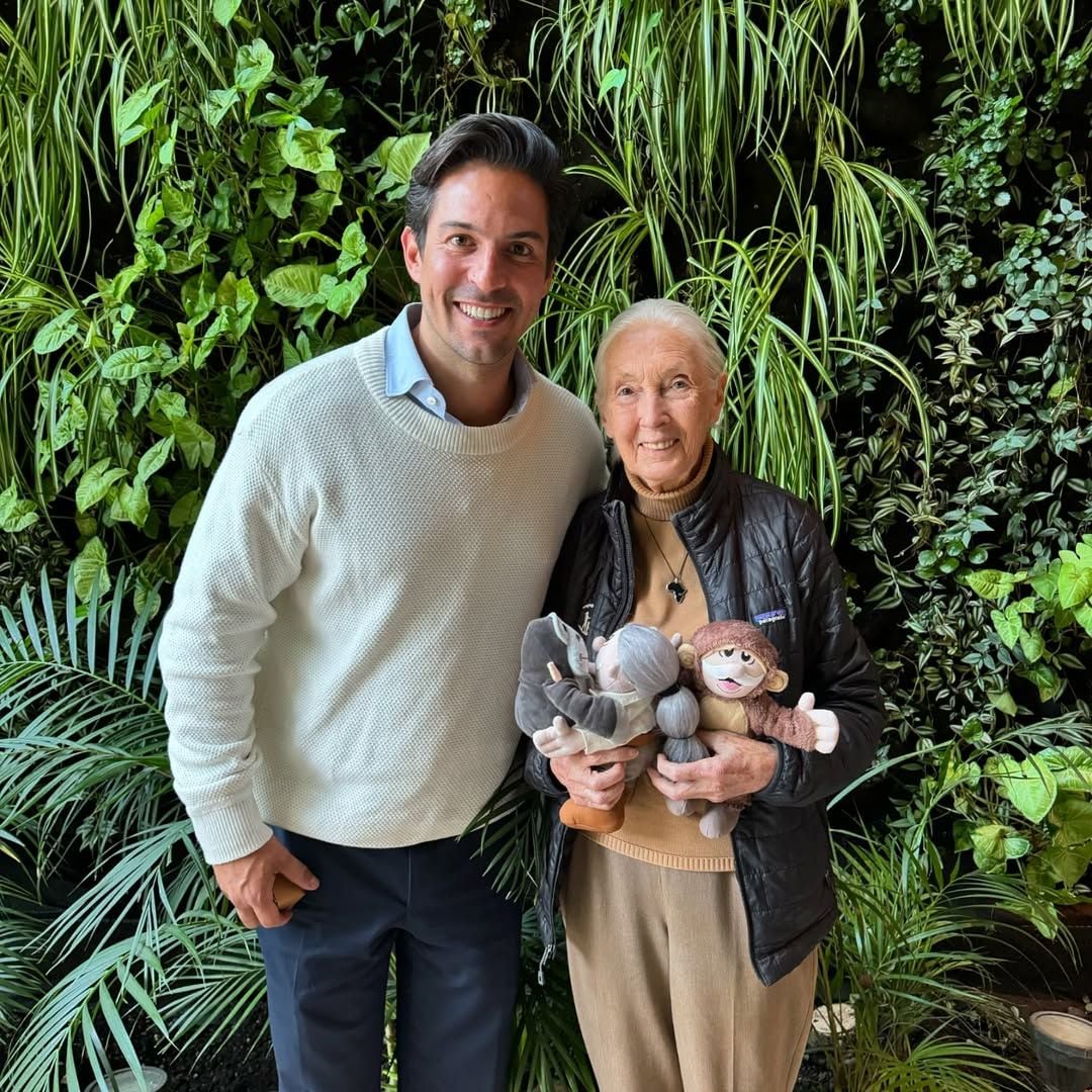 Víctor González Herrera junto a Jane Goodall, quien vivió para la conservación de los chimpancés y falleció en octubre de este año.