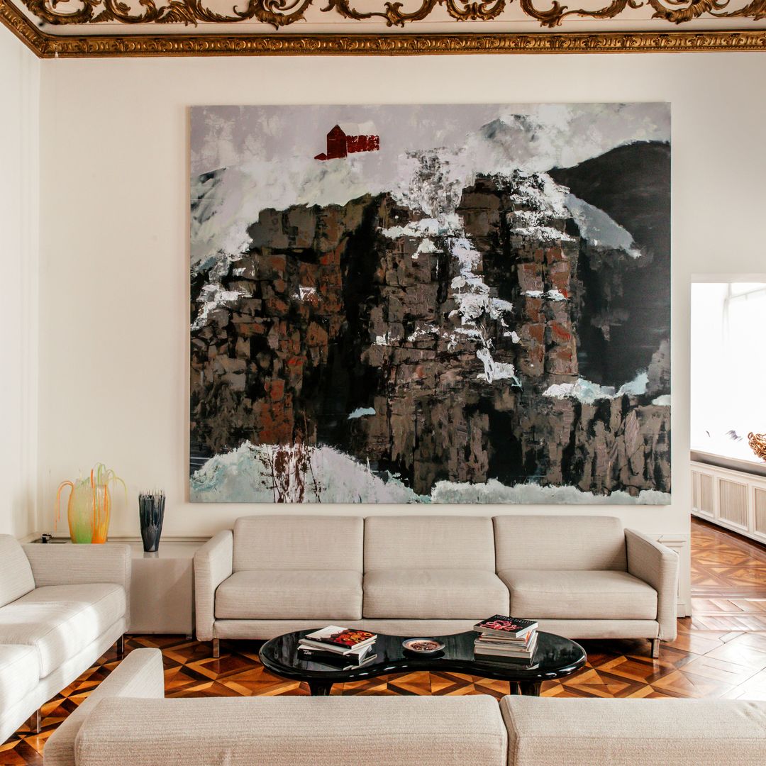 El salón principal, con obras de Wolfgang Tillmans (izqda), de Mohammed Sami (en el centro) y escultura de Pietro Consagra (derecha)