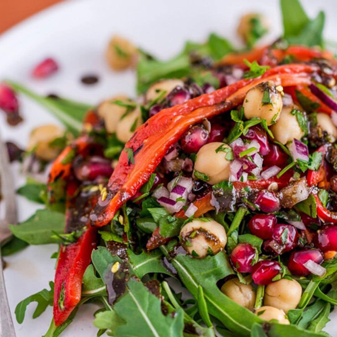 Ensalada de garbanzos, granada y pimientos asados