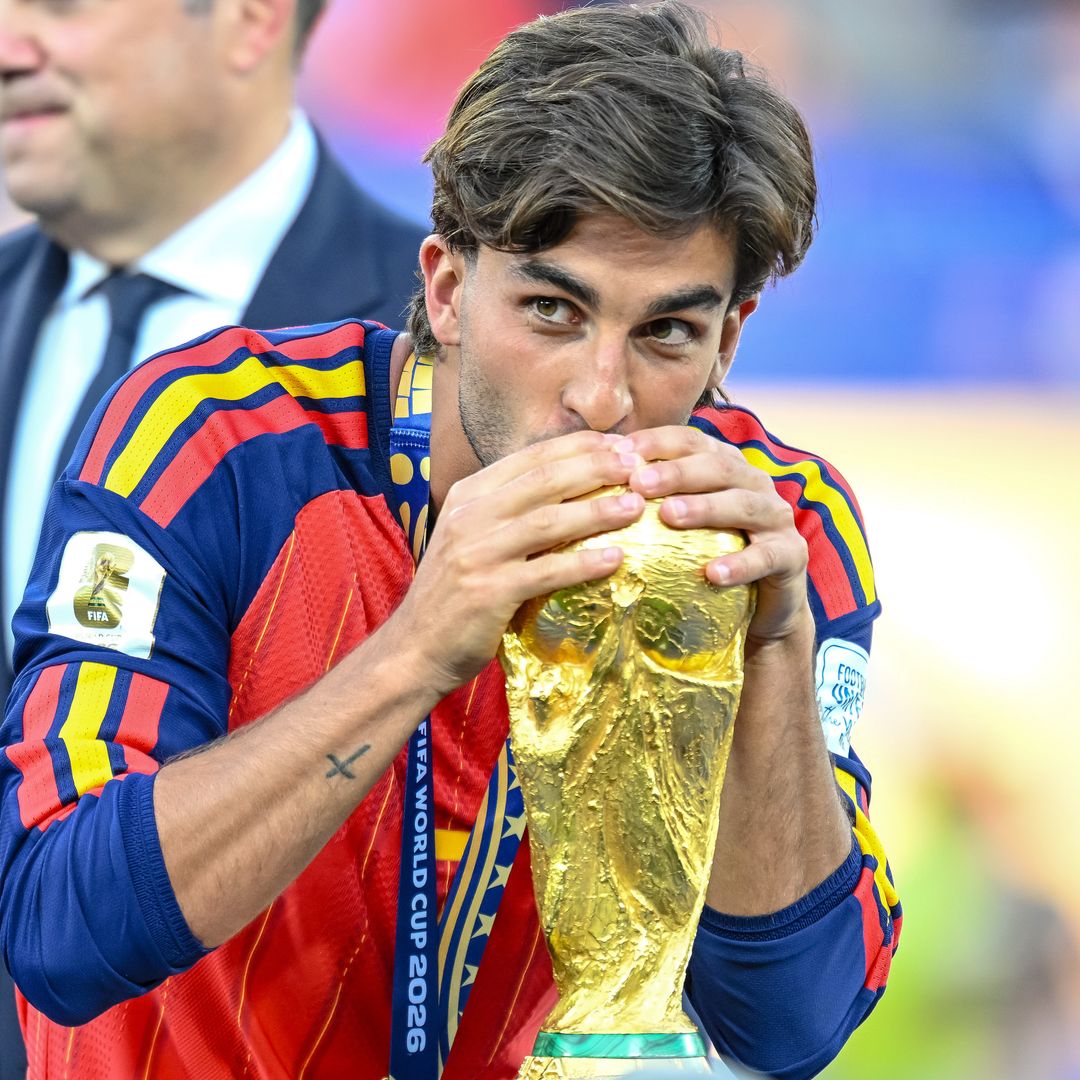 Ferran Torres besando la copa del Mundial en Nueva York