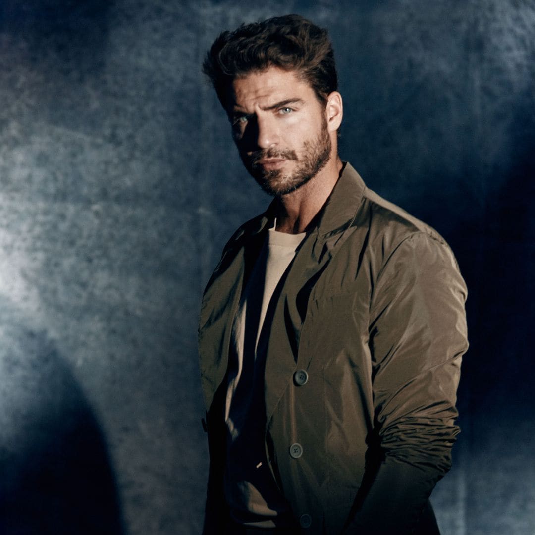 Maxi Iglesias habla con ¡HOLA! de sus dos facetas más sorprendentes, ahora escritor y piloto: "Se me da bien"