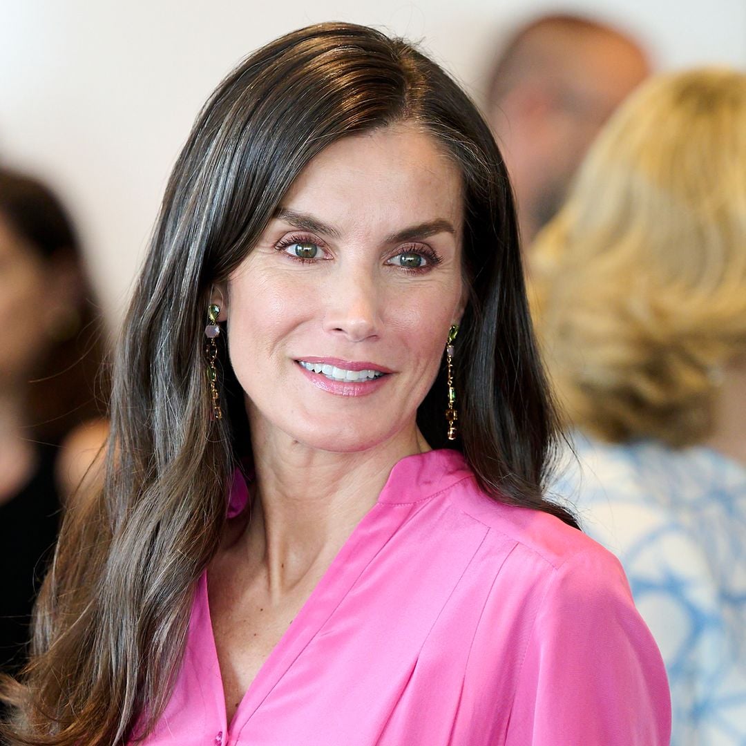 Un vestido camisero, infinitos looks: el diseño rosa que la reina Letizia siempre lleva con diferentes zapatos