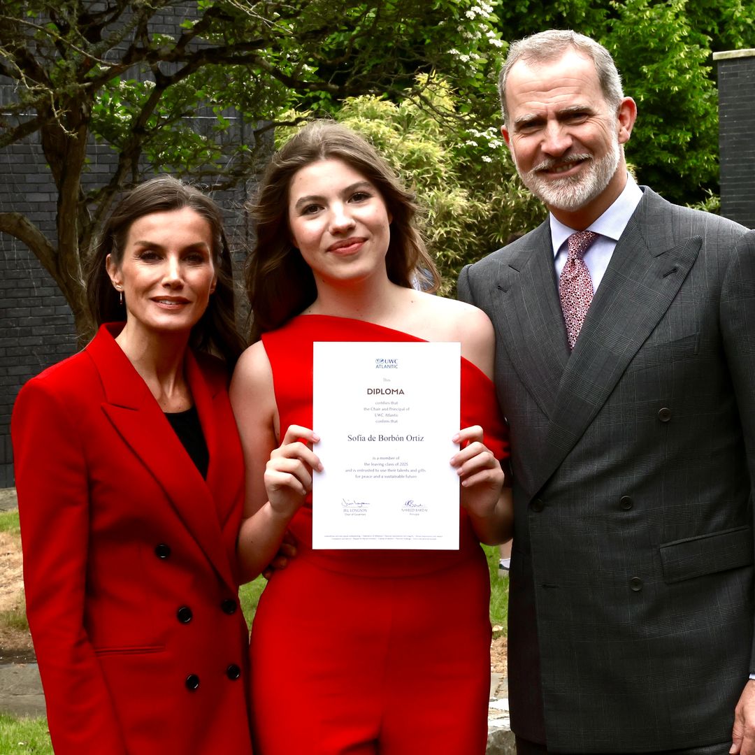 Un experto en moda analiza el look de Letizia en la graduación: 'Intenta mandar un mensaje'
