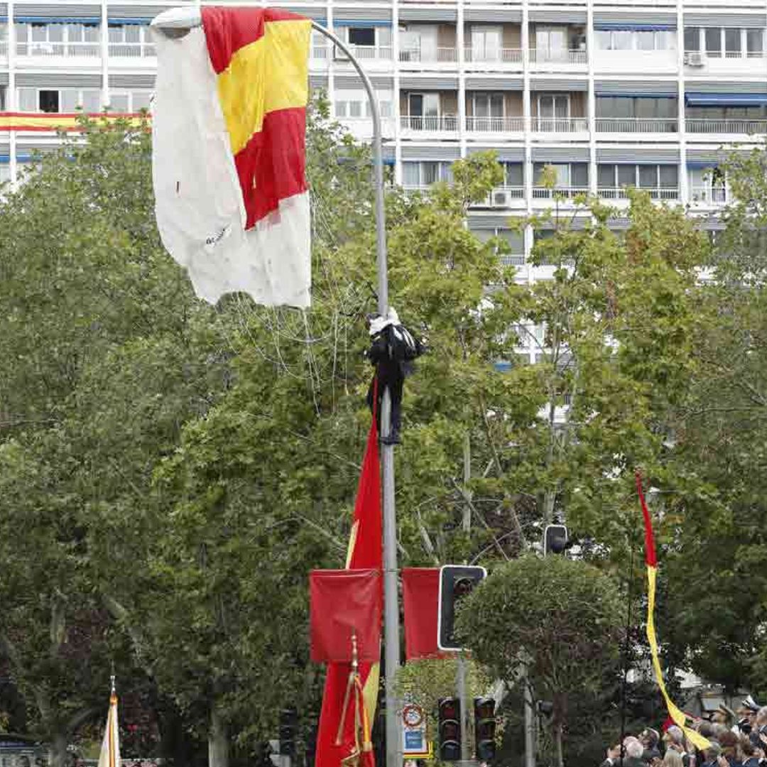 Los Reyes saludan al  final del desfile al paracaidista que ha protagonizado la anécdota del día