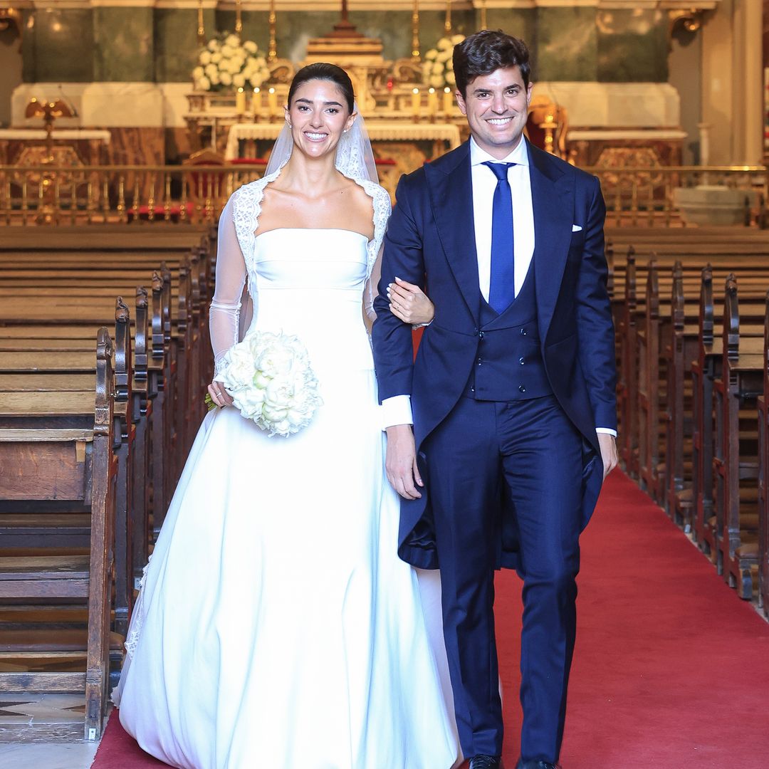 Carla Vico deslumbra en su boda en Madrid con un vestido palabra de honor, velo y ramo de peonías