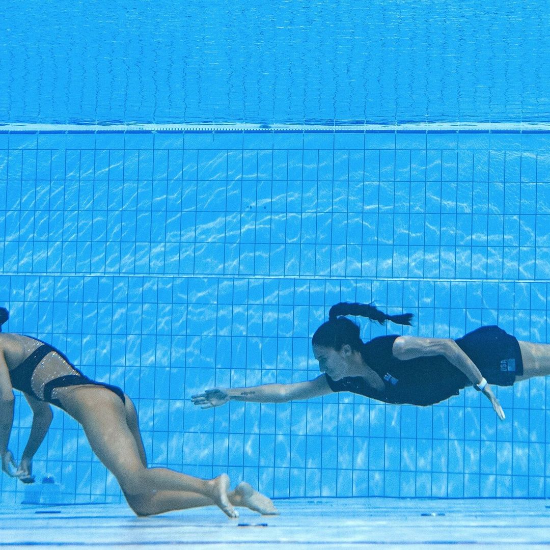 Nadadora sufre desmayo en plena competencia y es rescatada por su entrenadora