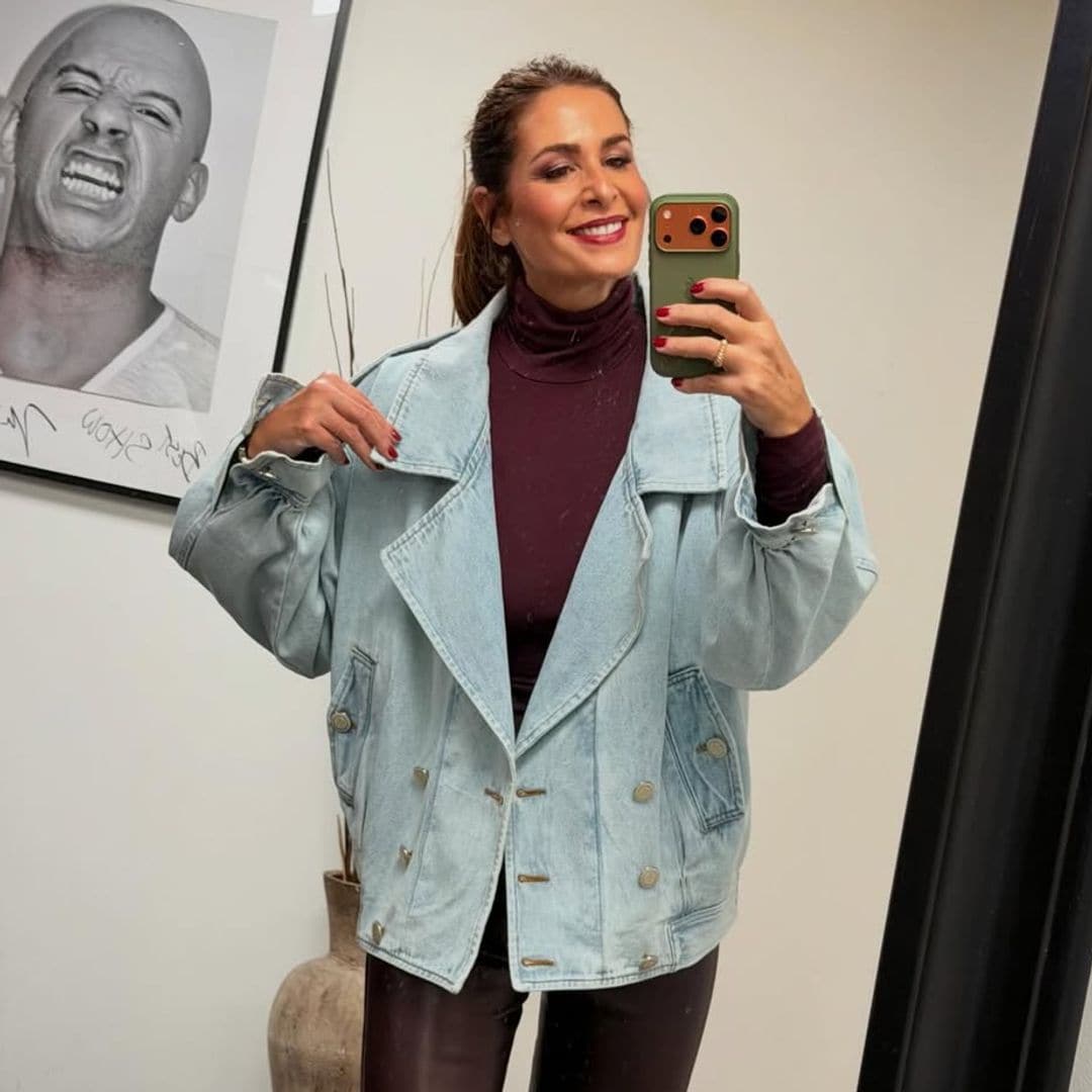 La cazadora vaquera de firma española con la que Nuria Roca confirma el gran regreso del estilo años 80