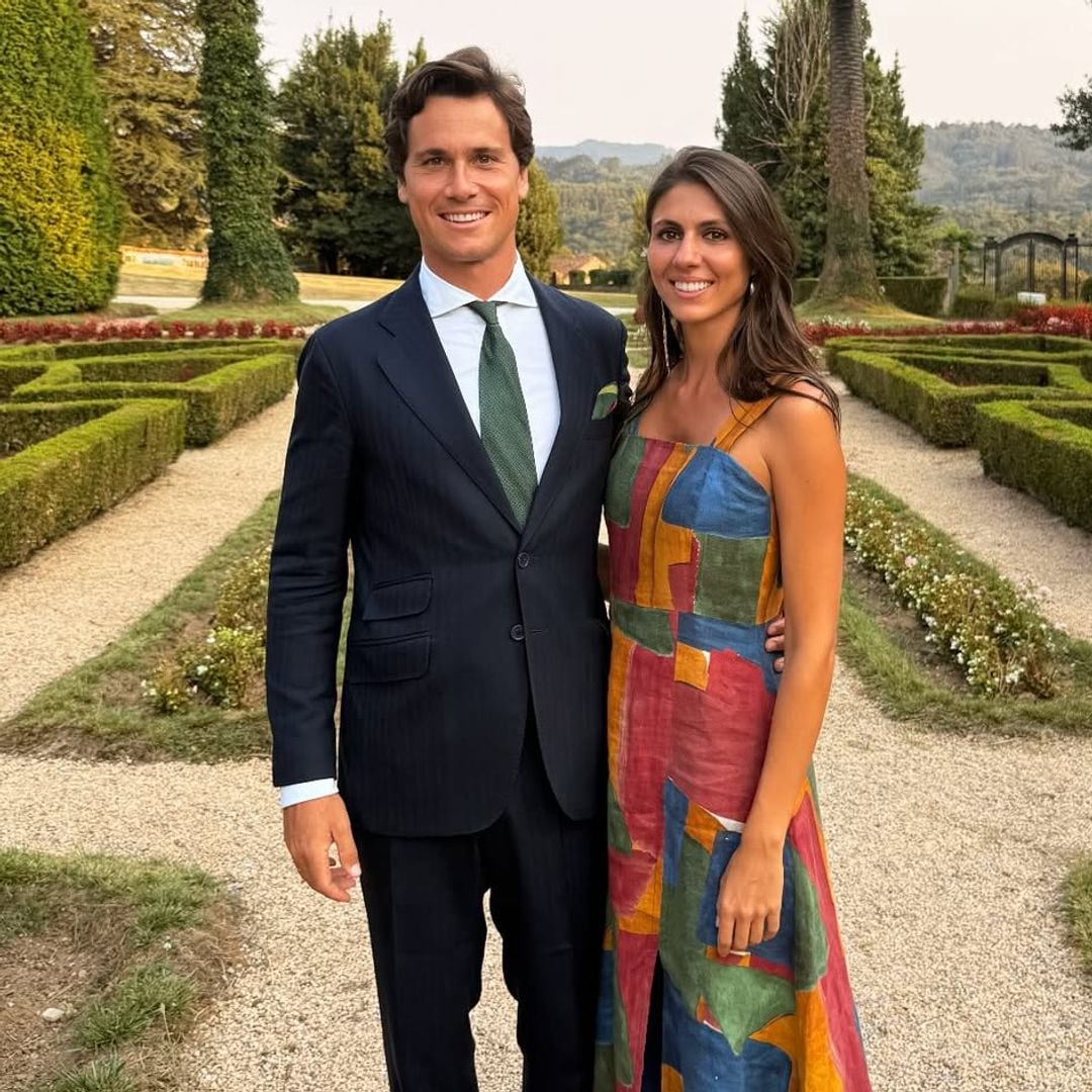 ​Ana Cristina Portillo pinta a mano el look de invitada que ha llevado con alpargatas a una boda en Asturias