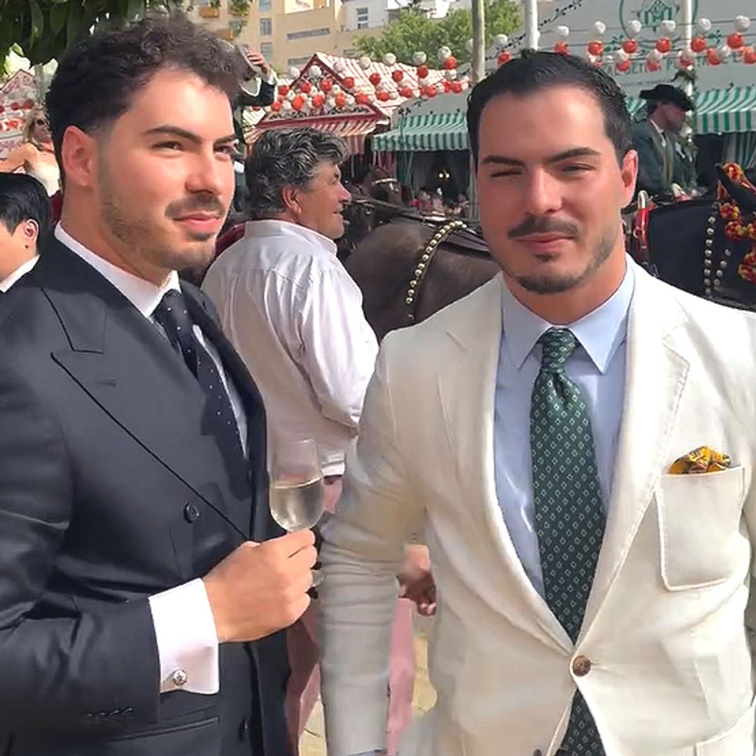 Los Gemeliers reaparecen en la Feria de Sevilla dos meses después de su brutal paliza: cantando y enloqueciendo a sus fans