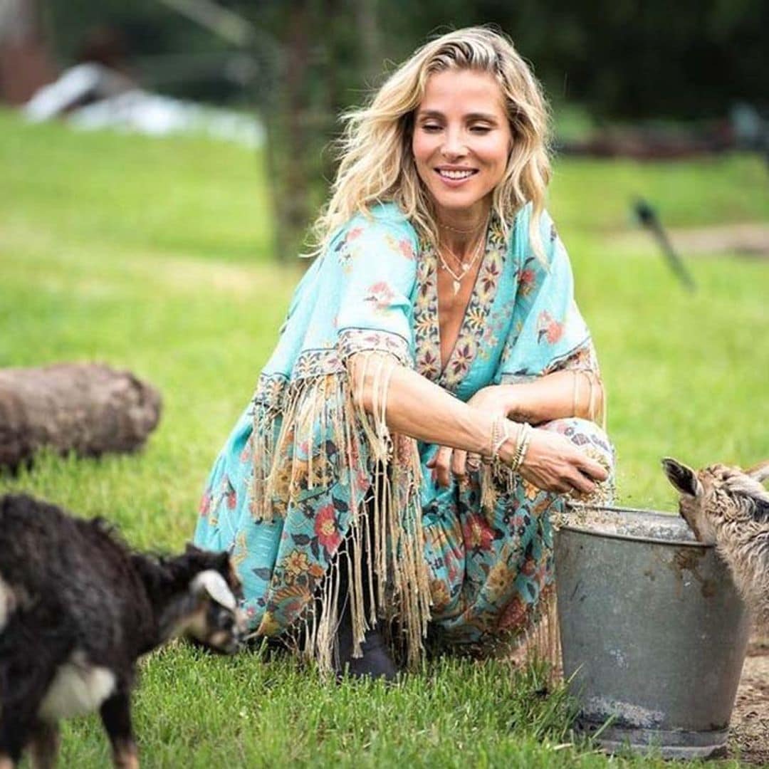 ¡Como una auténtica granjera! Así es la rutina matinal de Elsa Pataky cuidando a sus pollos y gallinas