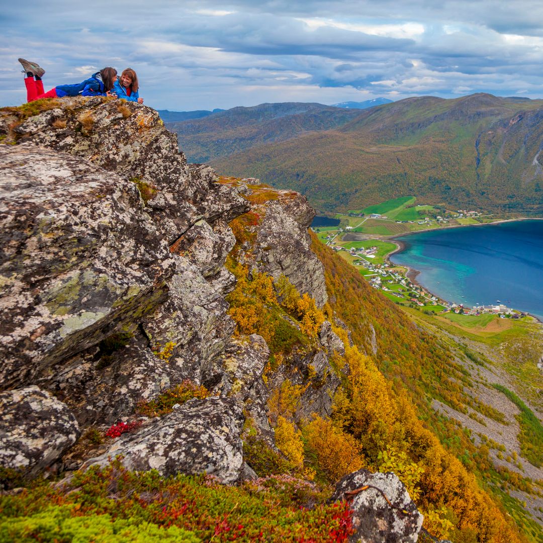 Visitar Noruega en otoño: el viaje en barco que muchos consideran el más bello del mundo entre fiordos espectaculares