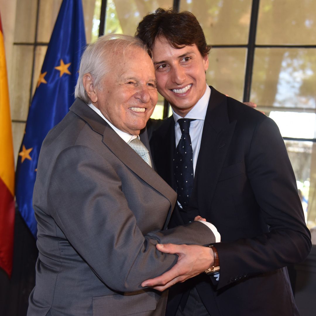 ⁠⁠Roca Rey recibe una inesperada sorpresa por parte de Manuel Benítez 'El Cordobés'