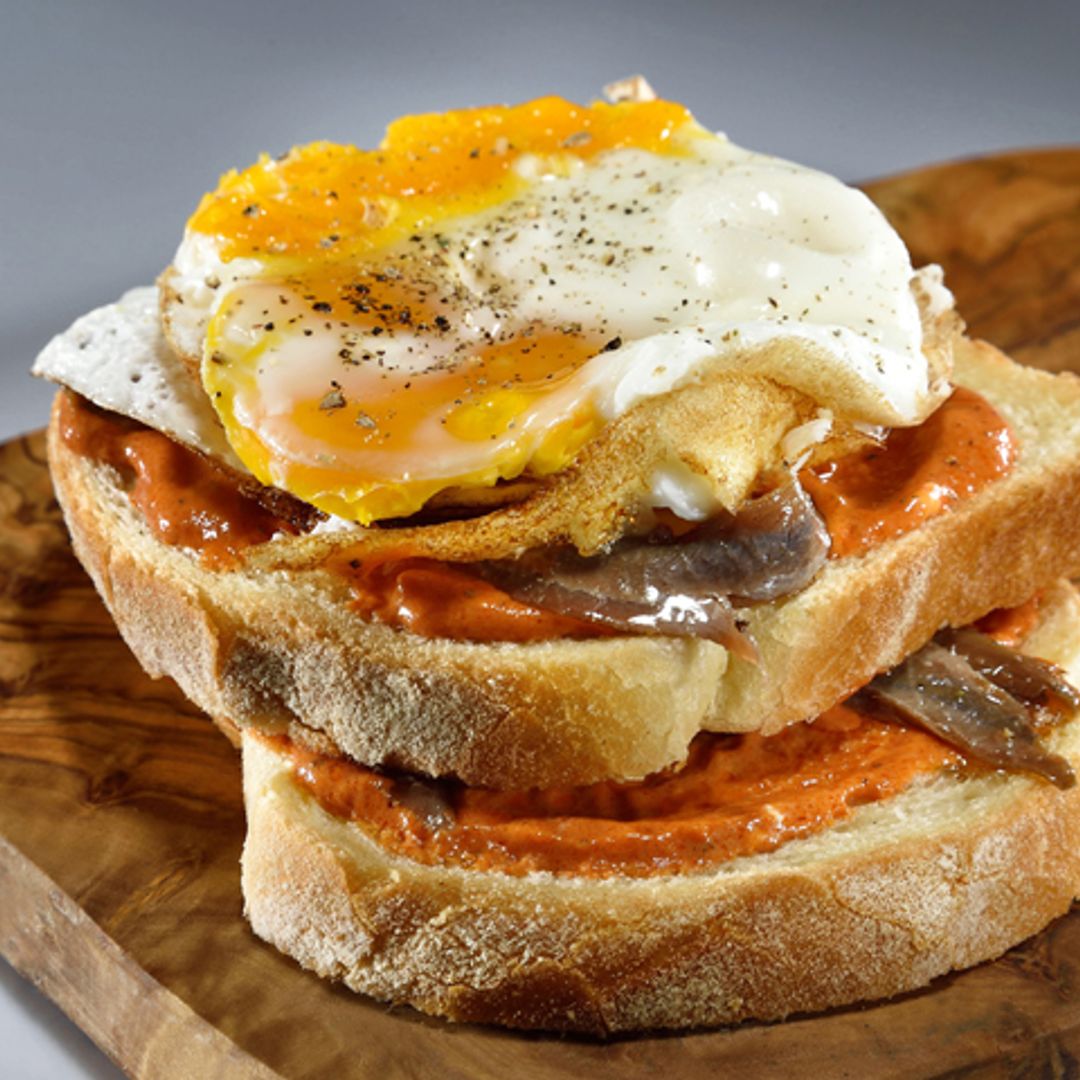 Montado doble con anchoa, salmorejo de pimiento y huevo