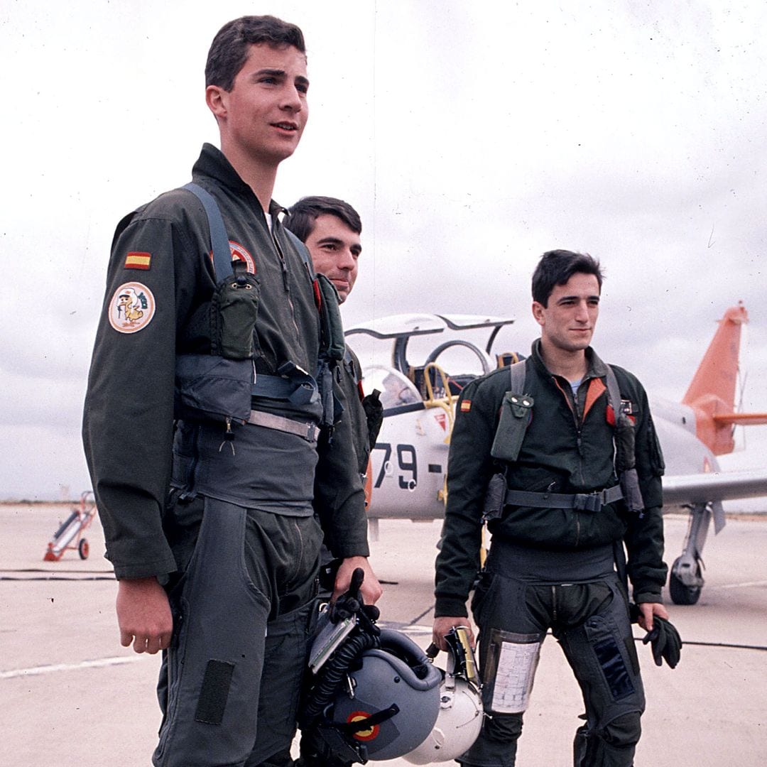 Así fue el paso del rey Felipe y Juan Carlos I por Ia Academia General del Aire: un mono y una petición a los compañeros