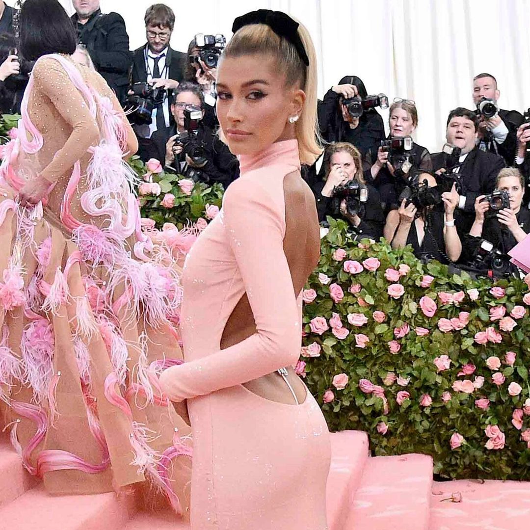 ¿Glúteos perfectos como Hailey Baldwin? Consíguelos con un solo ejercicio y un simple accesorio