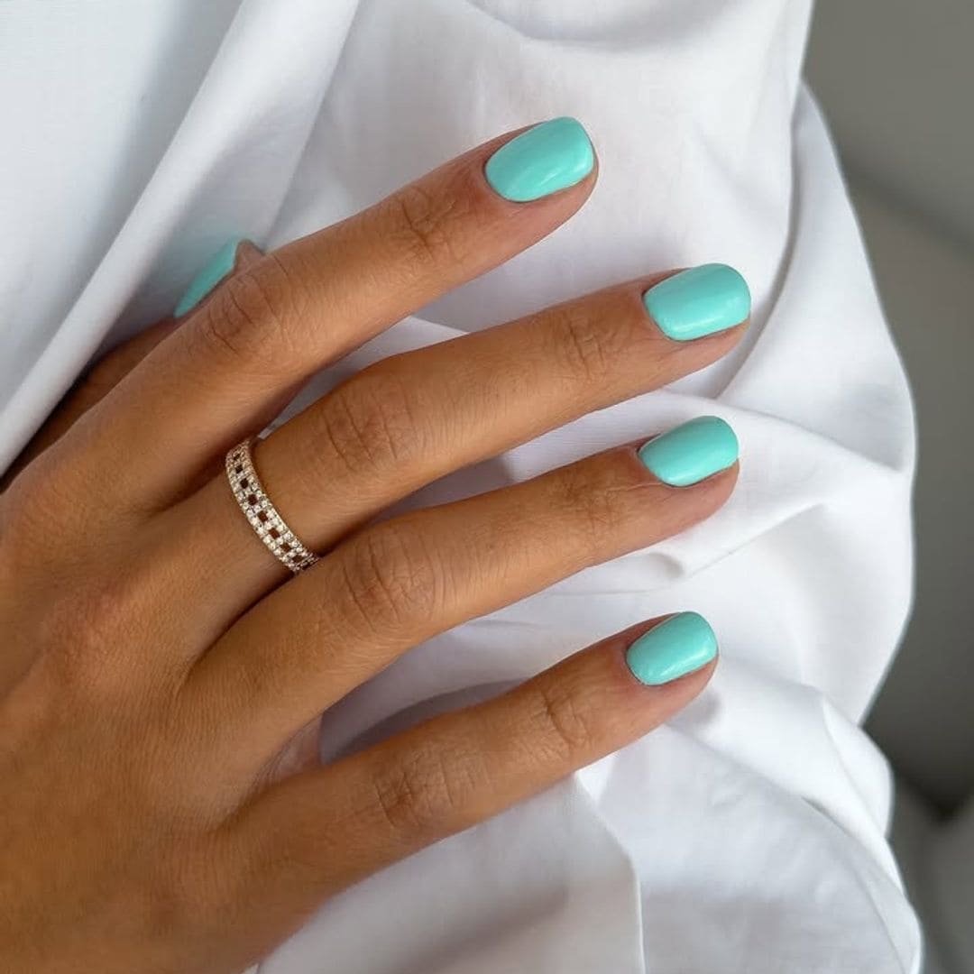 Uñas turquesa: la manicura acuática más fresca del verano que potencia el bronceado