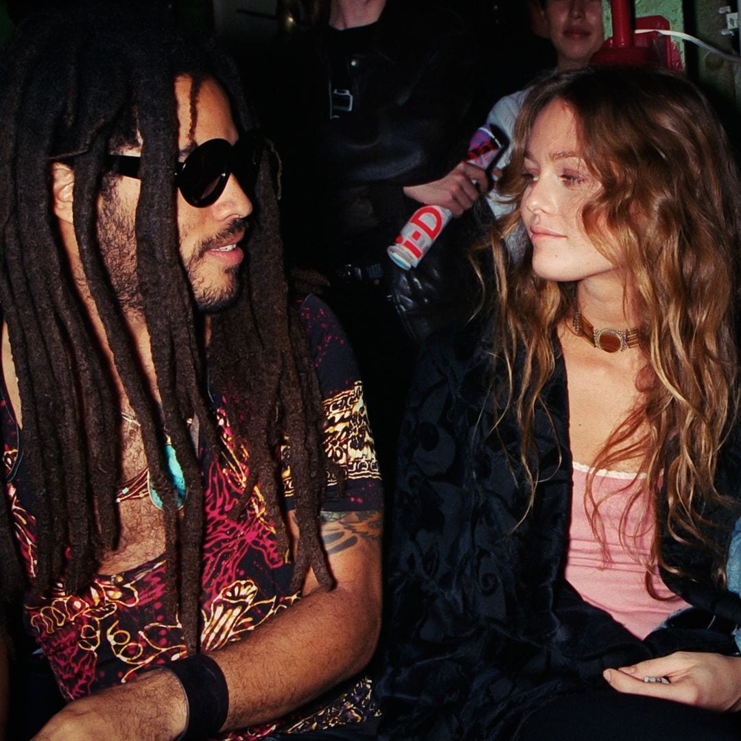 Lenny Kravitz y Vanessa Paradis asisten al desfile de Jean Paul Gaultier Ready to Wear Primavera/Verano 1995, en el marco de la Semana de la Moda de París, el 14 de octubre de 1994 en París, Francia. (Foto de Stephane Cardinale/Sygma vía Getty Images)