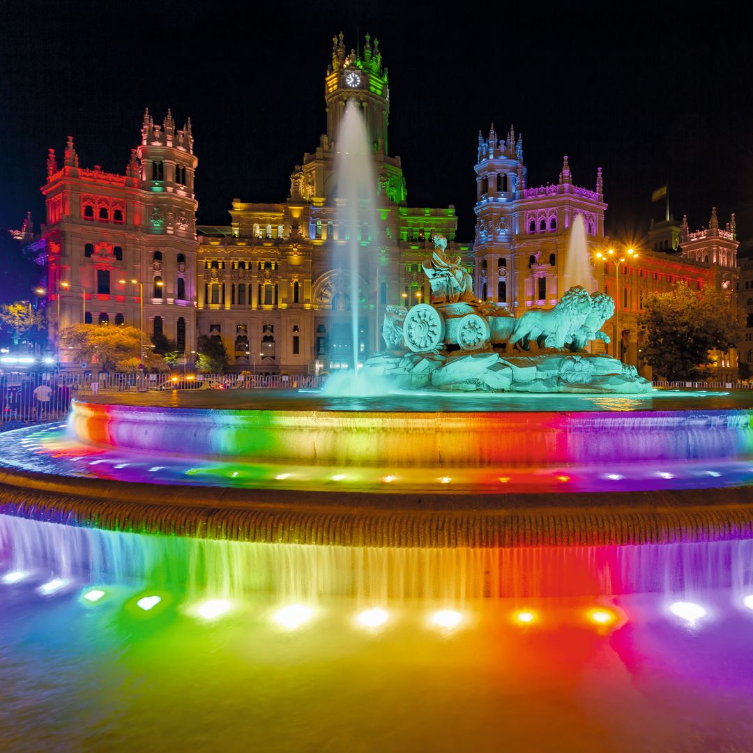Madrid, fuente de Cibeles en la plaza de Cibeles iluminada con los colores del Orgullo