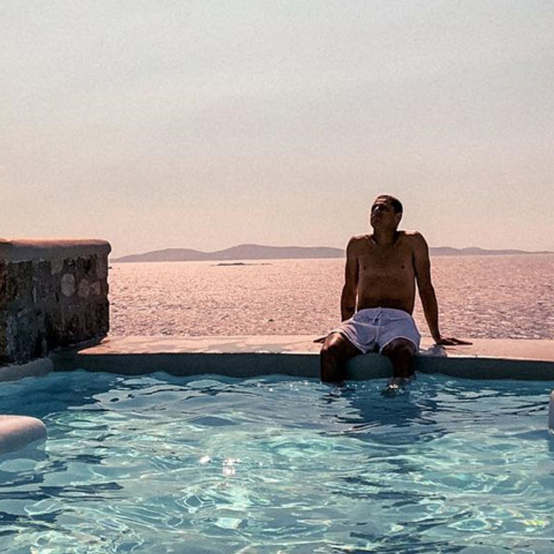 Chicharito juega al despiste en sus vacaciones en Mykonos: ¿y si en realidad no está solo?