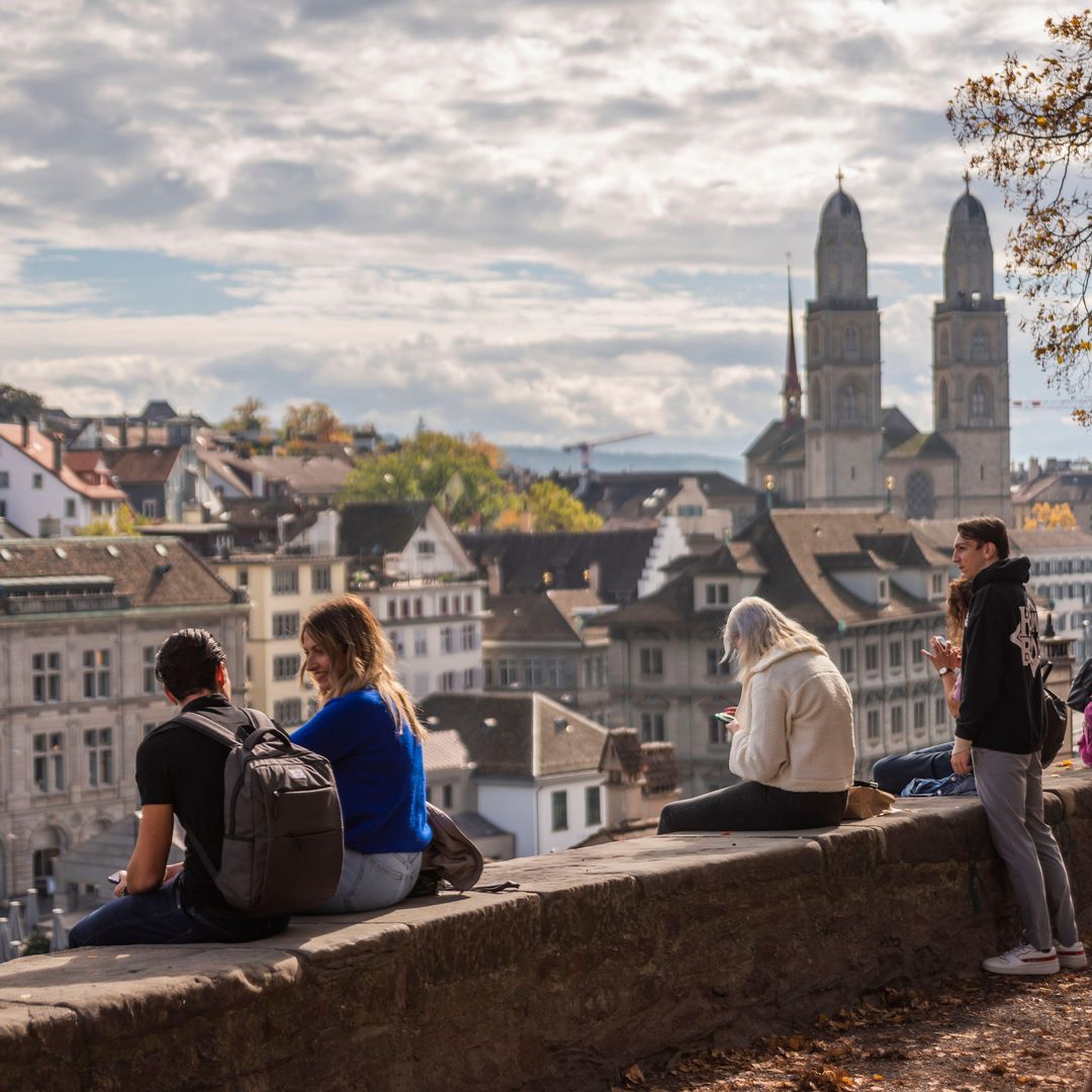 Jóvenes contemplando el río Limmat cerca de Lindenhof, Zúrich,Suiza