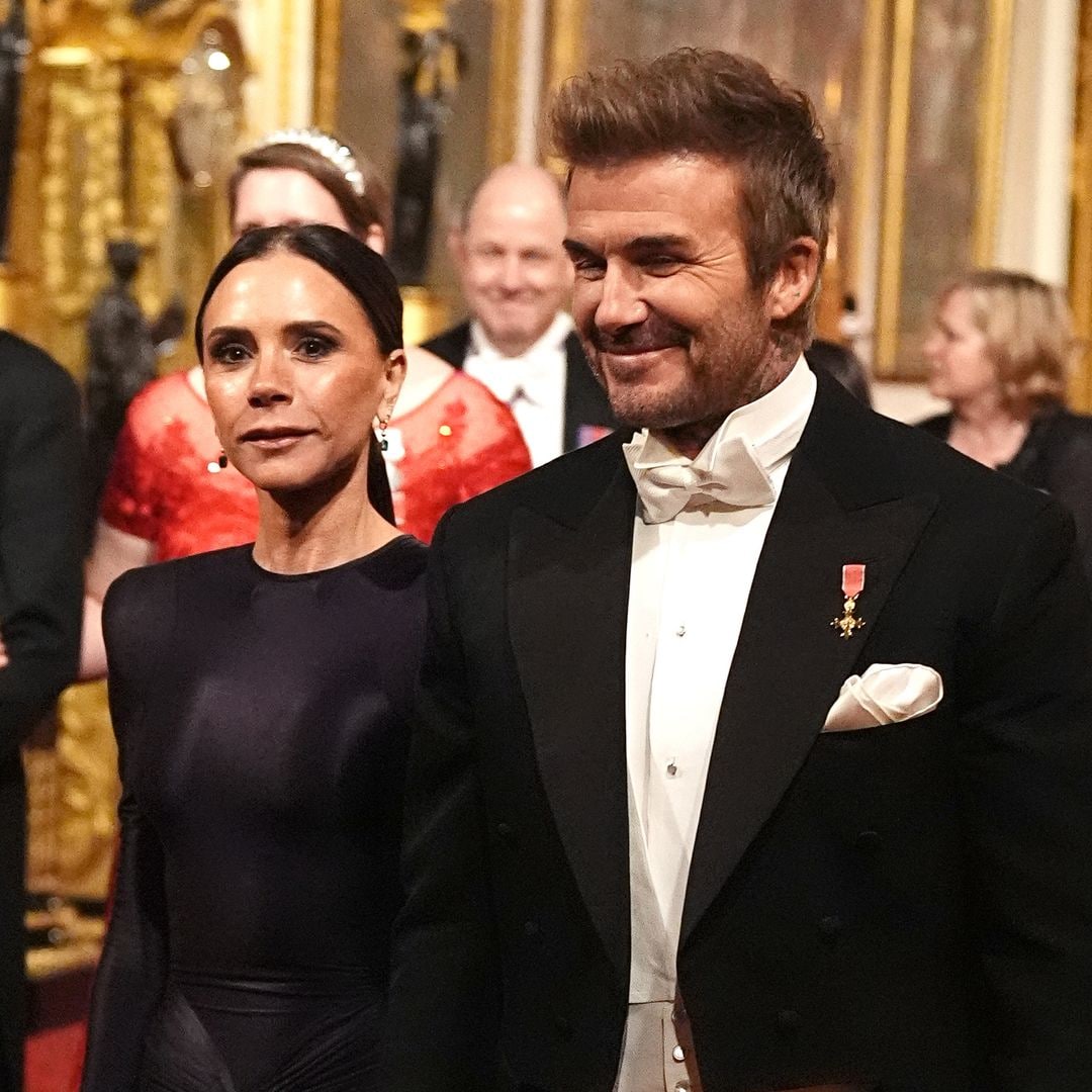 David y Victoria Beckham recorren la Galería Este para asistir al banquete de estado en honor al Emir de Qatar, Sheikh Tamim bin Hamad Al Thani, en el Palacio de Buckingham, Londres, durante su visita de estado al Reino Unido. 